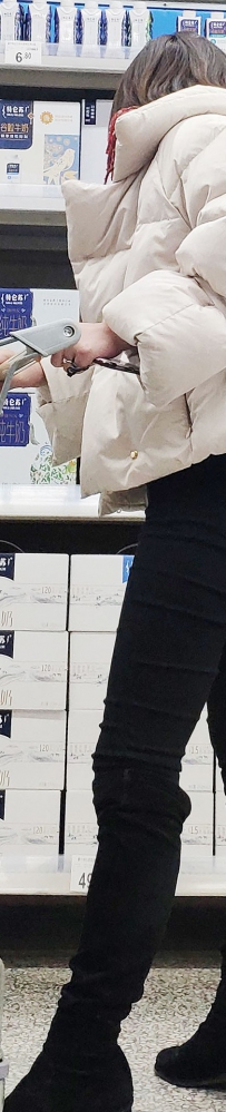 街拍购物的黑色牛仔裤美女图片
