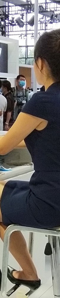 车展上的蓝色制服美女图片