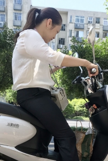 隐隐约约看到那黑色的bra
