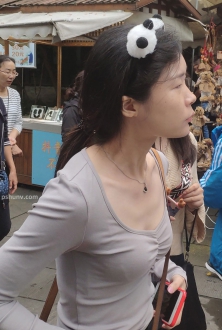 街拍灰色v领T恤黑色休闲裤美女图片1