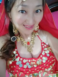 看头像，属于微胖届的美熟女