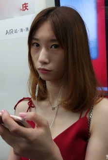 骨感美女红色连衣裙很亮眼