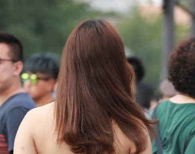 街拍美女绿色真丝长裙身材凹凸有致千万不可错过的街头...