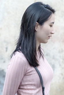 粉色T恤美少妇笑样如花