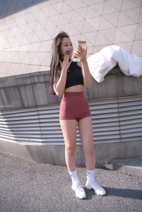 枣红色短紧身瑜伽裤美女街拍图片