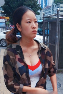 桃型领口低胸性感美熟女