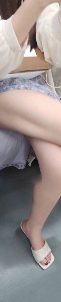 地铁上印花长裙美腿美女翘腿图片