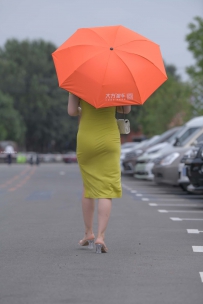 黄色长裙美女