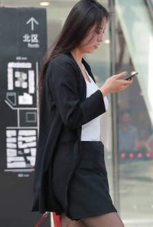 街拍丰满黑丝熟女姐姐