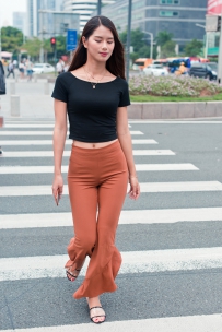 高清街拍性感紧身霓虹喇叭裤美女写真图片