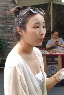 街拍印花长裙金边墨镜美女图片