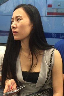 蕾丝花边的内衣衬托