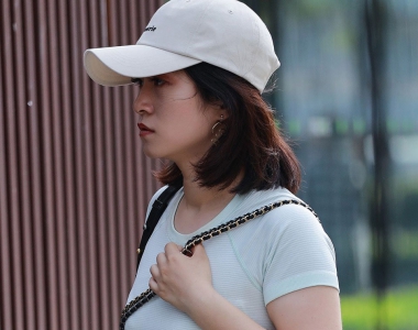 夏日穿搭这样穿让人眼前一亮，身材凹凸有型
