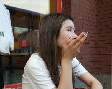 抽烟的女人
