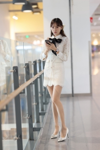 经典魔镜街拍性感大长腿白色短裙美女图片