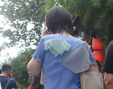 街拍蓝色连衣裙美女，美臀让人心跳加速