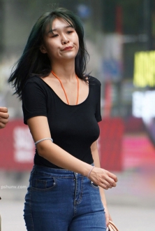 街拍黑色短袖牛仔裤美女图片写真