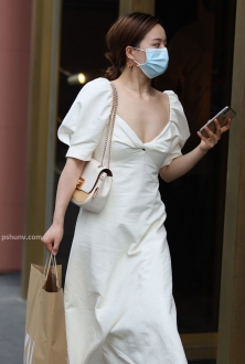 街拍白色V领连衣长裙美女图片