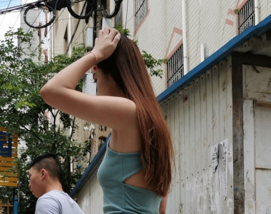 街拍时尚穿搭露肩装短裙美女