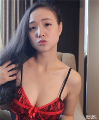 她托着胸让我猜多大的胸围