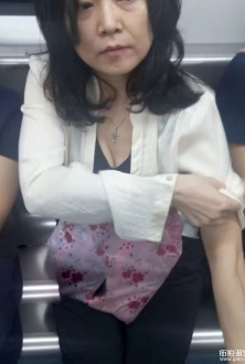 深圳地铁车厢里的丰满熟女