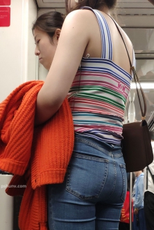 彩色条纹背心配牛仔裤颜色可谓缤纷多彩美女图片