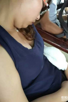 睡着了，小白兔也困了