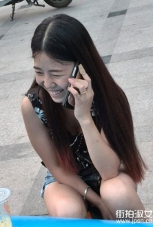 手机偷拍打电话的小美女