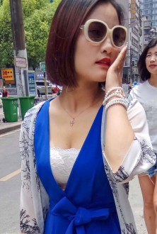 蓝色连体裤配薄纱打底衫如何穿出个人特色