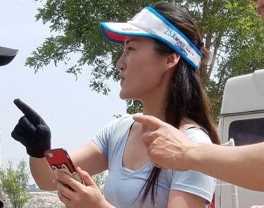上海外滩街拍美女，那个男人能顶的着