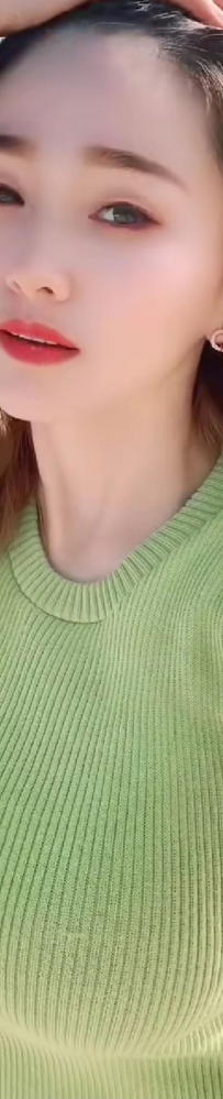 丰满绿色针织衣女司机自拍