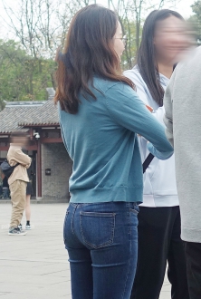 深蓝色牛仔裤美女图片2