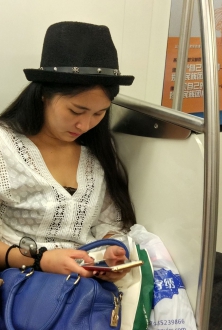 地铁上戴文明帽的时尚美女