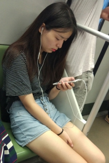 热裤少女入睡了