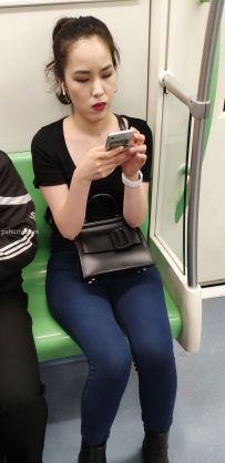 黑色短袖配牛仔裤美女图片-2
