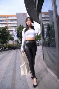 黑色紧身皮裤美女高清写真街拍