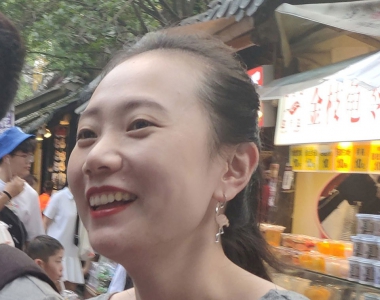 街拍奶茶店前排队的丰满美少妇