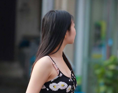 街拍美女时尚穿搭，花色清凉小吊带