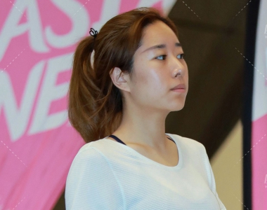 街拍白色T恤蓝色紧身运动裤瑜伽美女图片