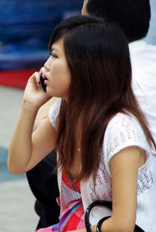 街头打电话的丰满女人