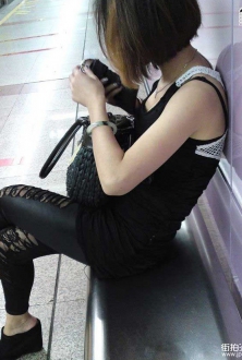 地铁上化妆的女人，可能要去面试或者是约会
