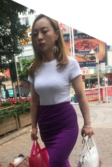 丰满少妇，内衣的纹路都撑出来了