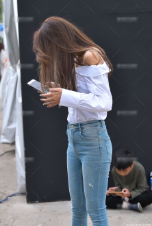 街拍北京太古里美女，露肩锁骨很性感