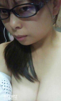 眼镜妹性感自拍