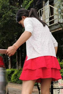 街拍红色蕾丝连衣裙美女图片